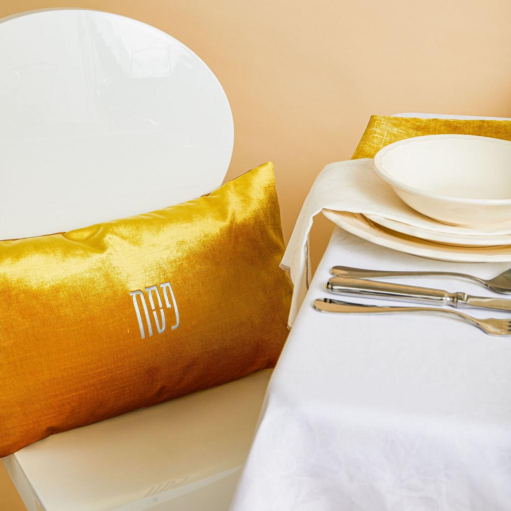 Velvet Leaves Seder Set